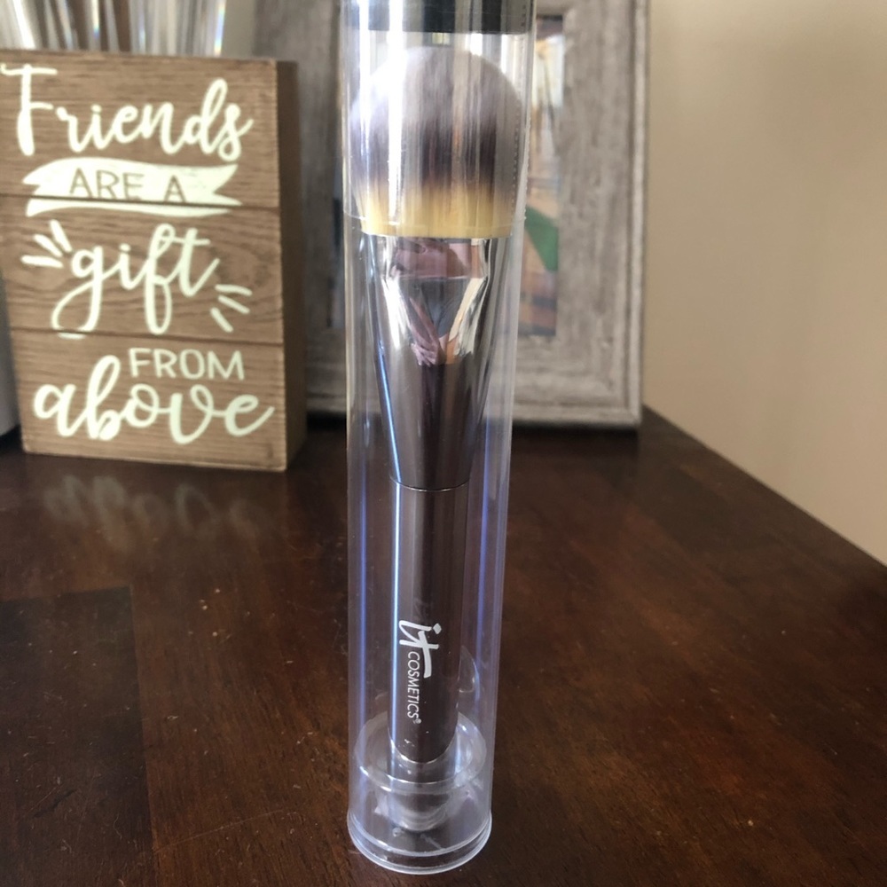 🥳HP🥳 It Cosmetics Foundation Brush New Silver Handle